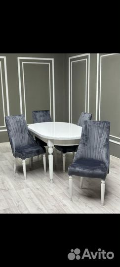 Стол и стулья