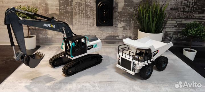 Экскаватор и самосвал, комплект игрушек на пульте