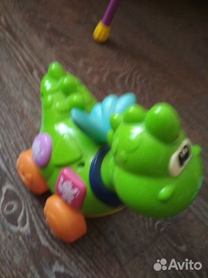 Динозаврик Chicco (русский и английский языки)