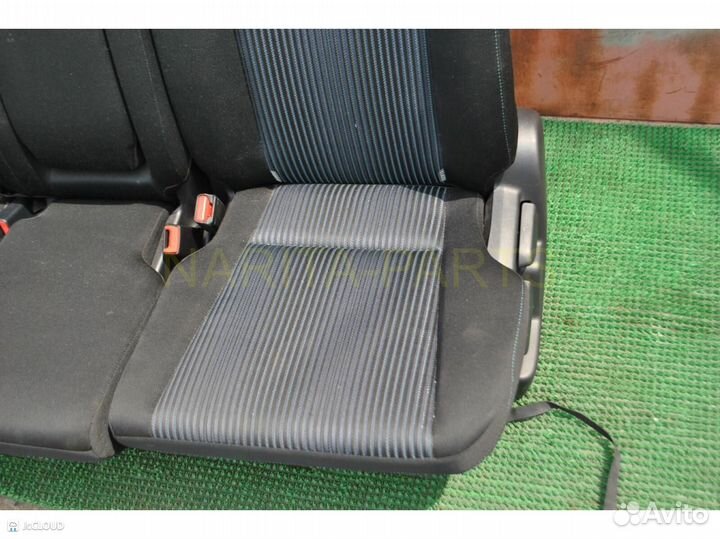 Сидение (Зад) toyota noah, voxy, esquire 2014 ZWR8