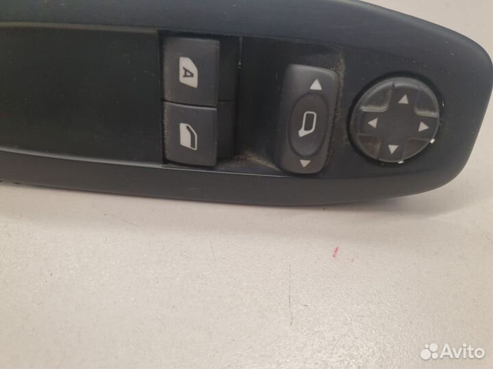 Блок управления стеклоподъемниками Peugeot 208 201