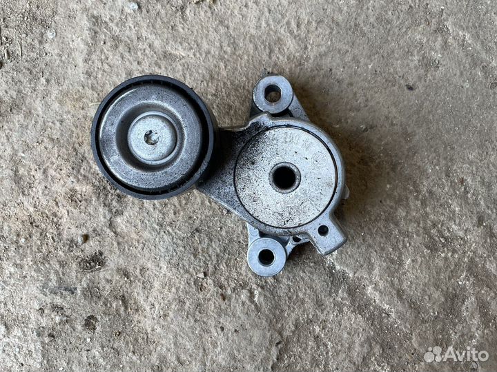 Ролик-натяжитель ручейкового ремня VW Golf 6 2012