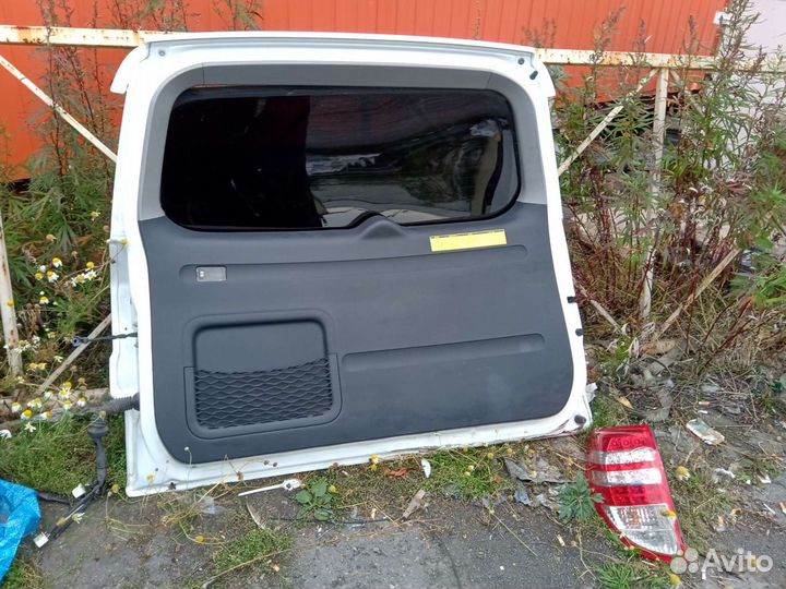 Задняя дверь на рав4