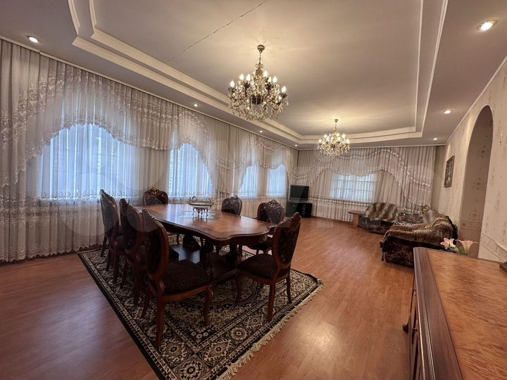 Дом 327,2 м² на участке 8,4 сот.