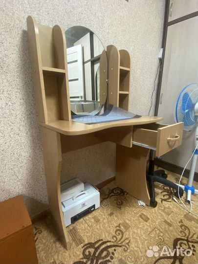 Туалетный столик с зеркалом