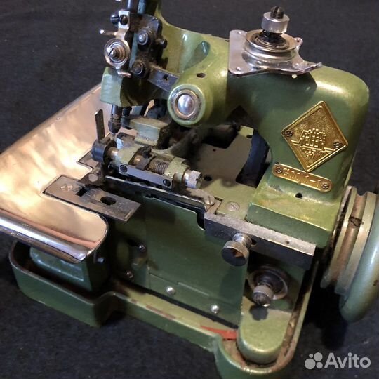 Старинная швейная машинка