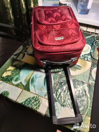 Чемодан красный Hossoni