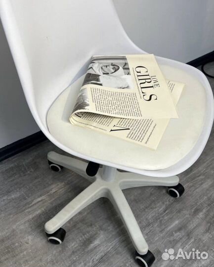 Стул кресло на колесиках eames