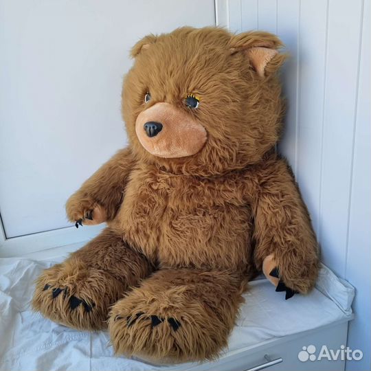 Большой плюшевый медведь