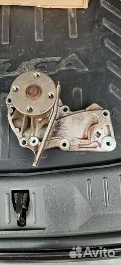 Продам насос системы охлаждения Ford 1778516