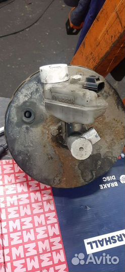 Вакуумный усилитель тормозов с рабочим цилиндров в