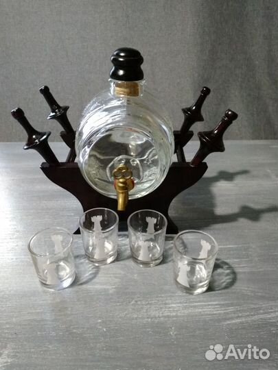 Бочонок и стаканы для спиртного