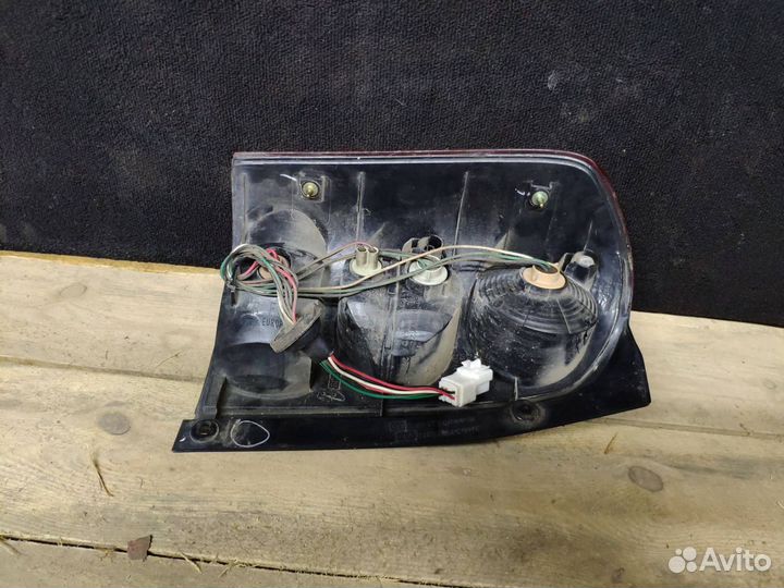 Фонарь задний правый Mazda MPV 2