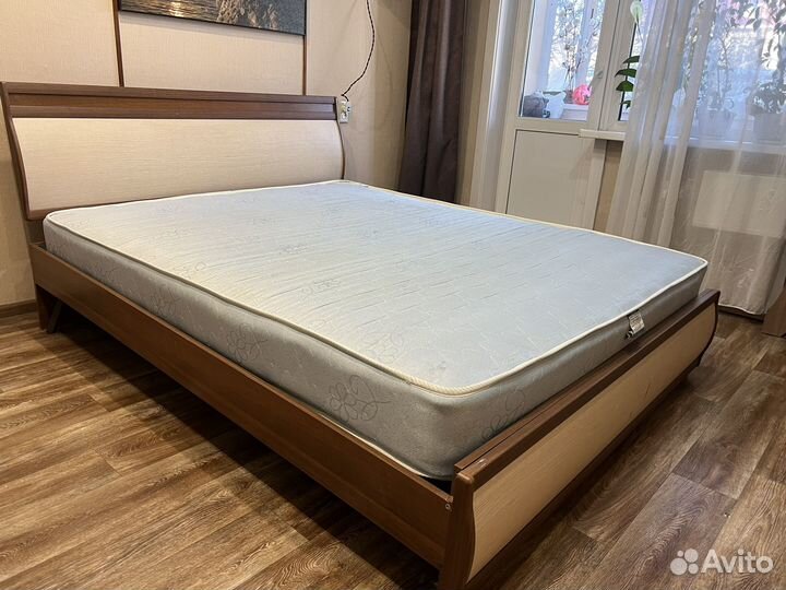 Кровать с матрасом