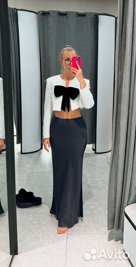 Жакет в белых пайетках с черным бантом