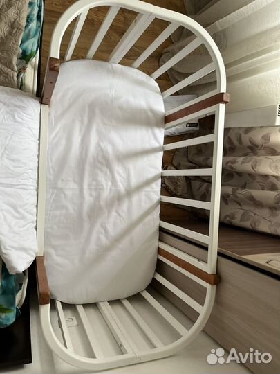 Детская кроватка с маятником