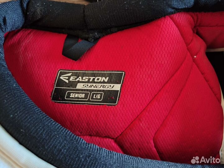 Хоккейная экипировка: перчатки, коньки, шлем