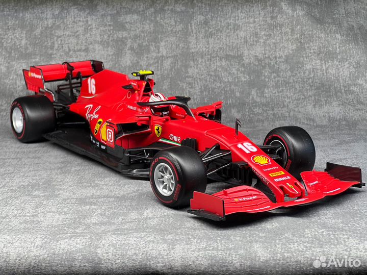 Модель ferrari f1 1/18 burago
