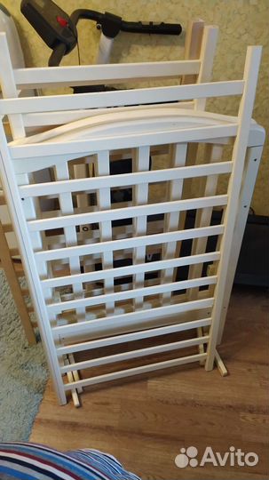 Детская кроватка с маятником