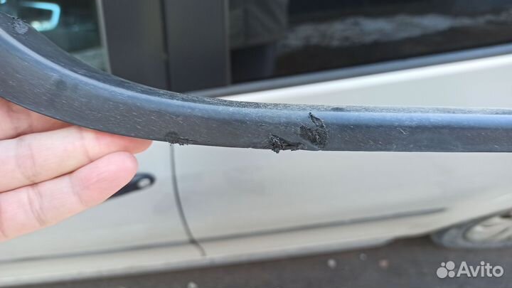Левый молдинг лобового стекла VW Golf Plus