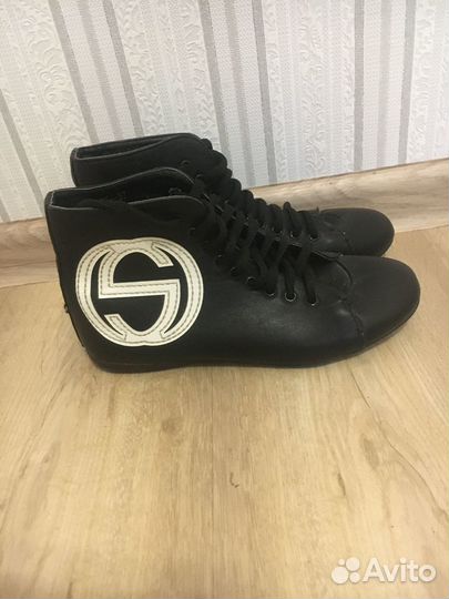 Кроссовки новые