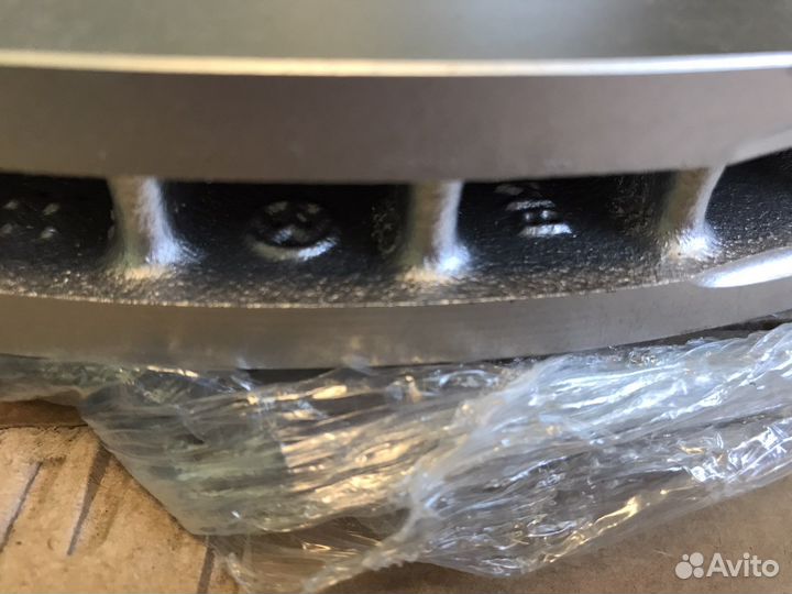 Оригинальные передние тормозные диски 555