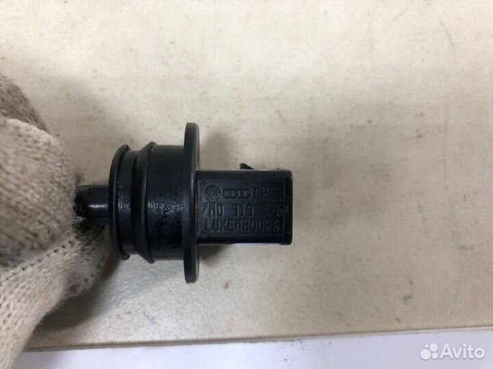 Датчик уровня в бачок омывателя Volkswagen Jetta 1