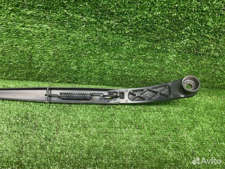 Поводок дворника правый Hyundai Solaris