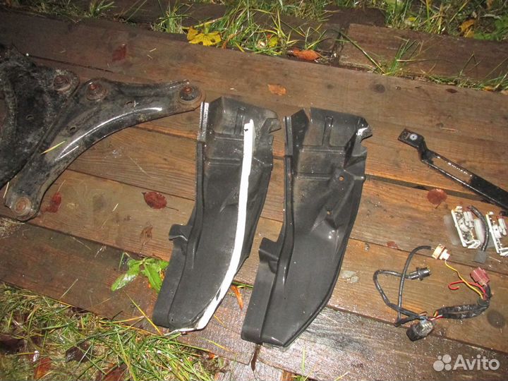 Подкрылок локер задний левый Nissan Leaf