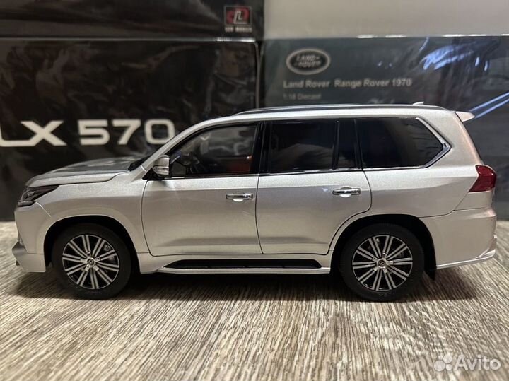 Модель Lexus LX 570 2022 silver 1/18 LCD