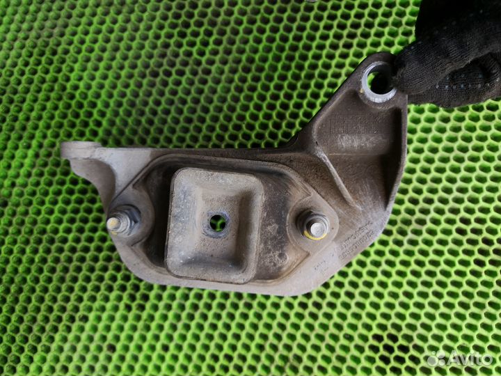 Опора двигателя левая на Renault Duster 2012-нв 2л