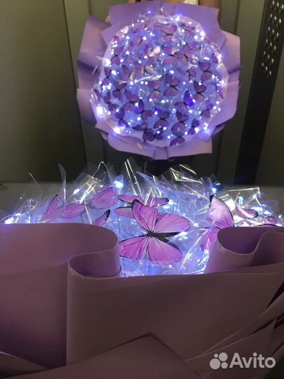 Светящийся букет из 41 бабочки