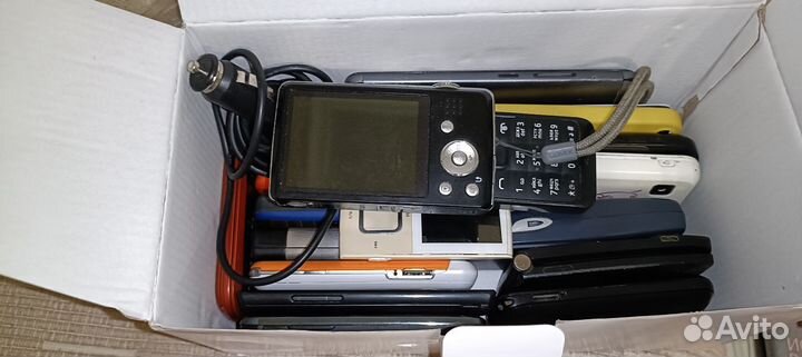 Набор сенсорных, кнопочных телефонов