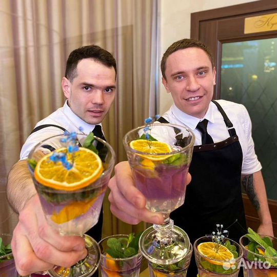 Выездной бар, бармен шоу, пирамида из бокалов