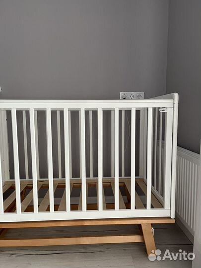 Детская кроватка с маятником новая