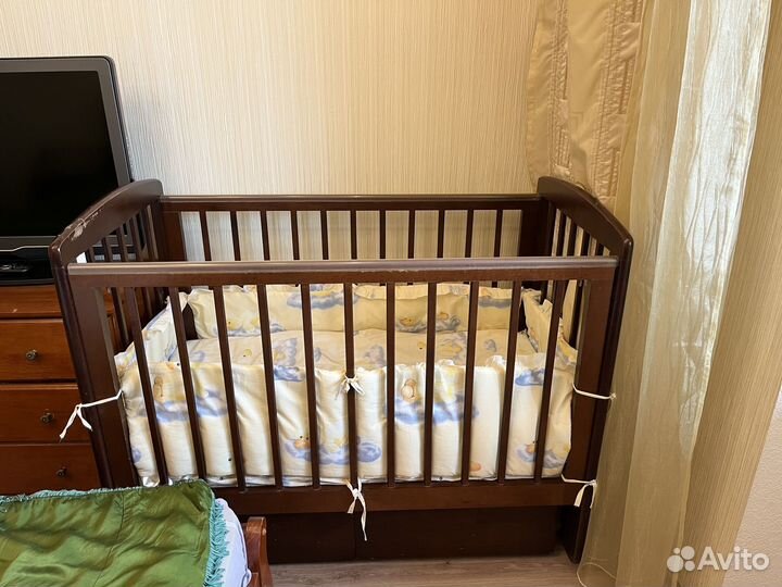 Детская кроватка с маятником и ящиком