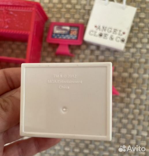 Аксессуары и мебель от куклы Братц 2012