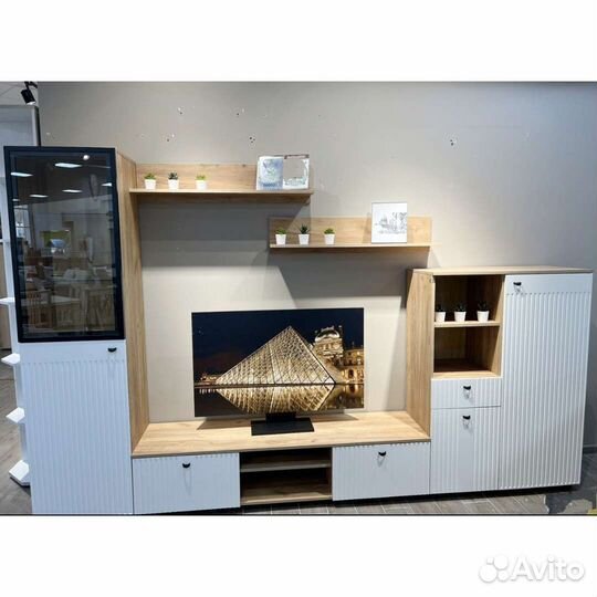 Новая тумба под телевизор 1,6 м с фрезеровкой