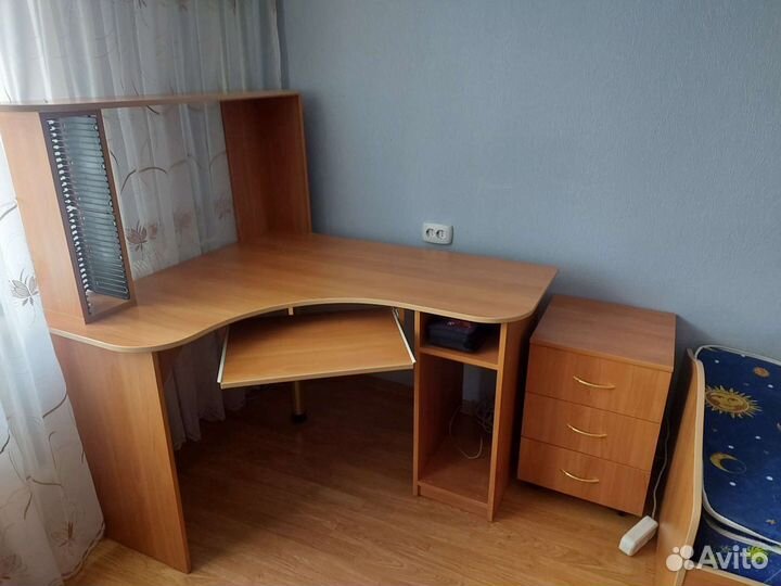Продаю стол компьютерный