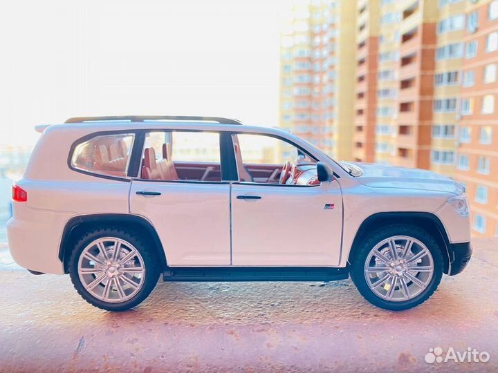Модель металлическая Toyota Land Cruiser 300 Белый