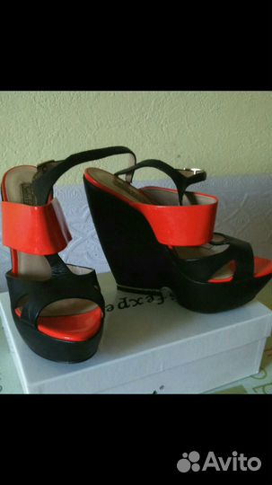 Эффектные босоножки Sasha Fabiani