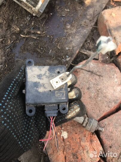 Моторчик заслонки печки Nissan Primera P11