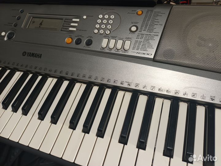 Yamaha PSR-E300 синтезатор с чувствительностью