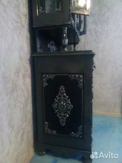 Антикварный посудный шкаф