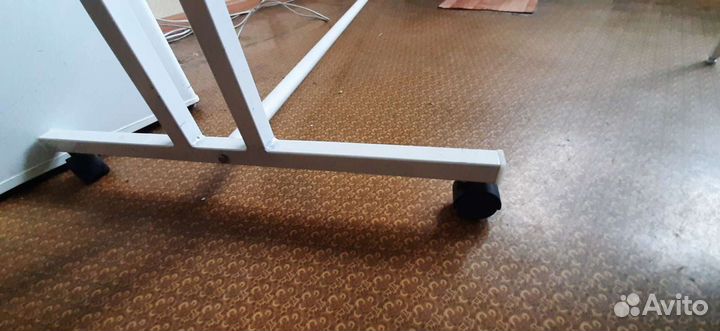 Вешалка напольная на колесах