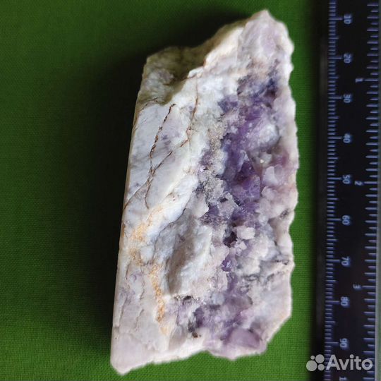 Кристаллы аметиста на кварце