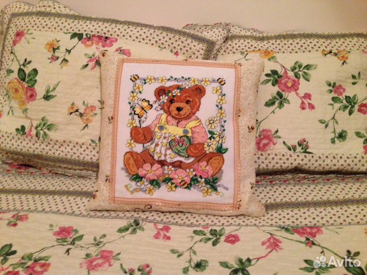 Вышитая подушка для девочки