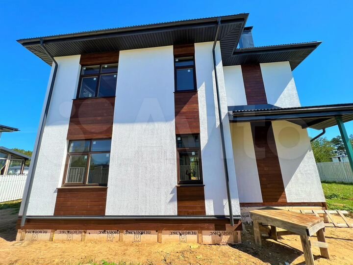 Коттедж 195 м² на участке 15 сот.