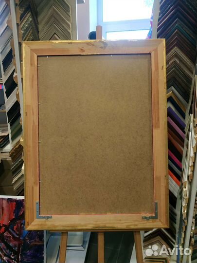 Зеркало в деревянной раме