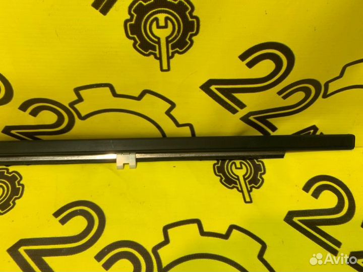 Молдинг стекла (на дверь) передний левый Nissan